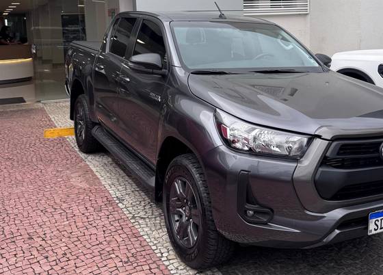TOYOTA HILUX 2.8 D-4D TURBO DIESEL CD SR 4X4 AUTOMÁTICO TOYOTA HILUX 2.8 D-4D TURBO DIESEL CD SR 4X4 AUTOMÁTICO